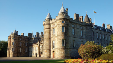 Podejrzany przedmiot na terenie pałacu królewskiego w Szkocji. Aresztowano jedną osobę
