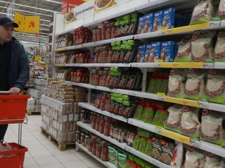 Wiele międzynarodowych koncernów zawiesiło działalność w Rosji, ale nie wszystkie, co oburza konsumentów. Do tych, które pozostały, należy sieć Auchan. Na zdjęciu: sklep Auchan w Chimkach pod Moskwą, 27 marca 2022 r.