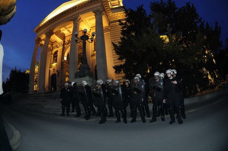 Nove policijske snage ispred Skupštine
