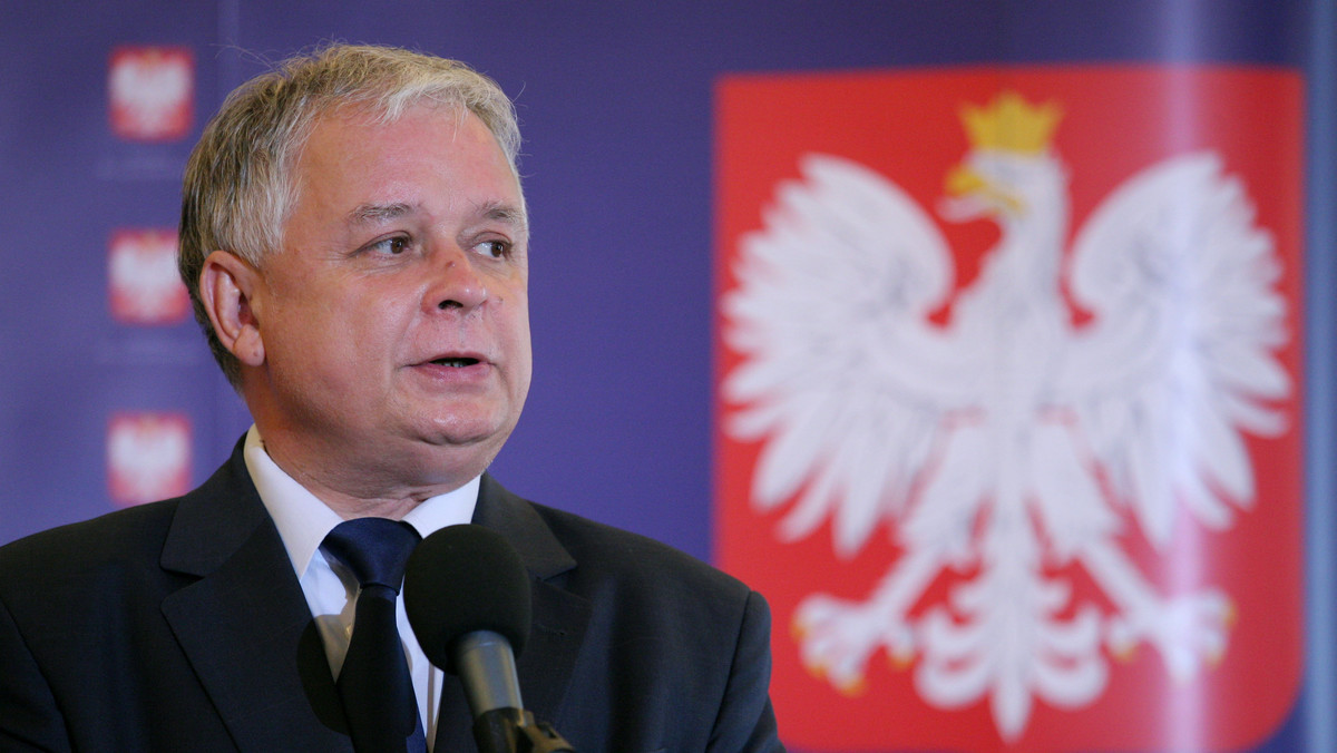 Prezydent Polski Lech Kaczyński wygłosił przemówienie pod Pomnikiem Poległych Stoczniowców w Gdańsku z okazji obchodów 28 rocznicy Porozumień Sierpniowych. Prezydent mówił o sierpniu '80 oraz strajku z maja 1988 roku. Wspominał rolę małżeństwa Gwiazdów i Bogdana Borusewicza. - Bez niego nie byłoby tego strajku. Tak to wyglądało 28 lat temu. Taki był wtedy czas. A 20 lat temu był kolejny strajk - spontaniczny wybuch w Gdańsku - mówił prezydent, który powiedział również, że Okrągły Stół, następstwo tych strajków, nie był historycznym momentem. - Można i trzeba go krytykować - mówił prezydent.