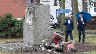 Czerwonoarmista runął na ziemię. Trwa demontaż pomników Armii Czerwonej 