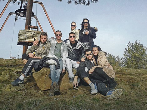 Manje pričaju o politici, više o zajedničkim druženjima