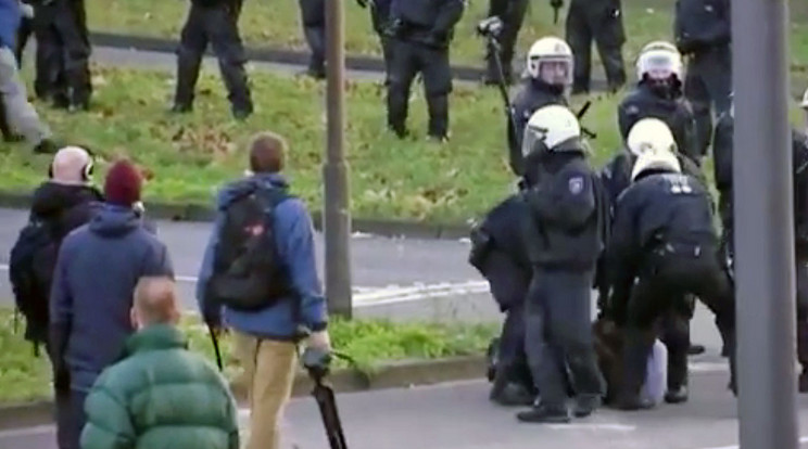 Rendőrök vitték el az erőszakossá vált tüntetőket / Fotó: Youtube