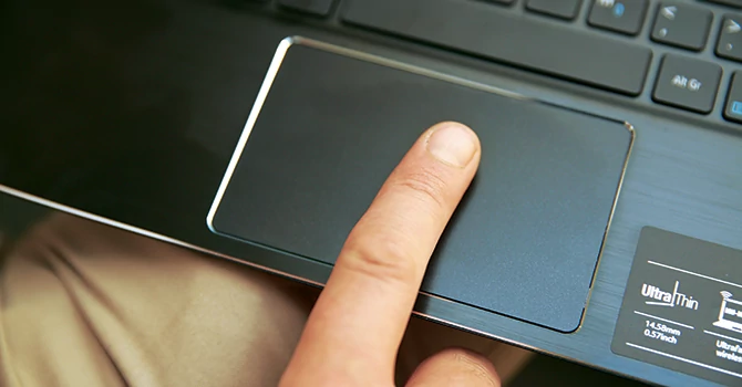 Touchpad jest przyjemnie duży - to pozwala na precyzyjne prowadzenie wskaźnika po ekranie.