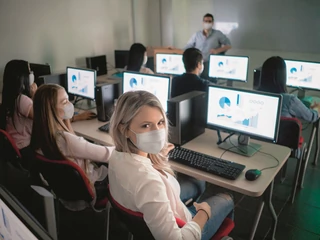 Zdobywanie kompetencji cyfrowych w czasie pandemii było możliwe zarówno w trakcie kursów online, jak i podczas zamkniętych szkoleń stacjonarnych, organizowanych np. dla pracowników jednej firmy