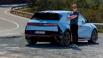 To auto jest elektryczne, ale udaje spalinowe. Hyundai Ioniq 5 N to prawdziwy hot hatch