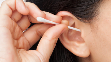 Jak bezpiecznie czyścić uszy? Lekarz mówi o najczęstszych błędach