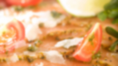 Carpaccio z łososia w grubo mielonym pieprzu i ziołach