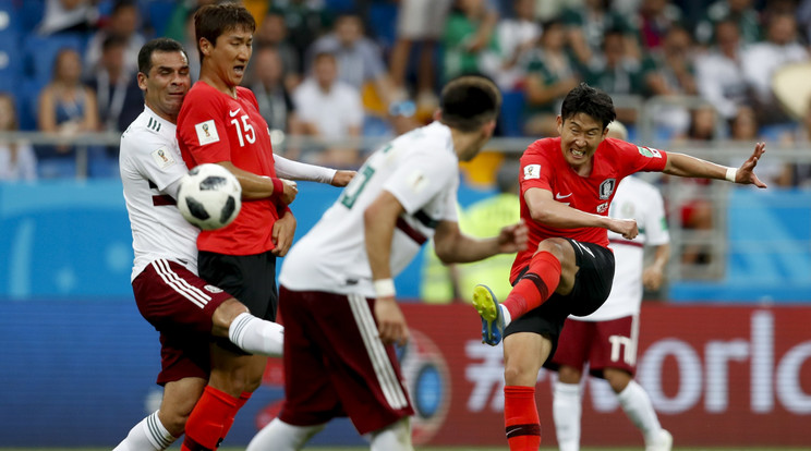 A dél-koreai Szon Hung Min (j) gól rúg a Koreai Köztársaság - Mexikó mérkőzésen /Fotó: MTI/AP/Eduardo Verdugo