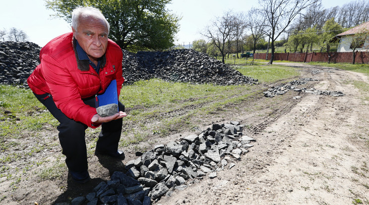 Herperger János (70) szerint beszállnának a költségekbe, de hiába: pár kocsi zúzott követ
kaptak / Fotó: Fuszek Gábor