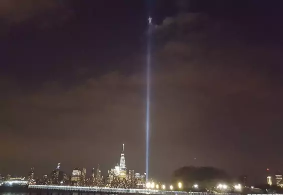 Słupy światła w miejscu WTC widzieli już wszyscy. Teraz, na jednym ze zdjęć, dostrzeżono "ludzki kształt"