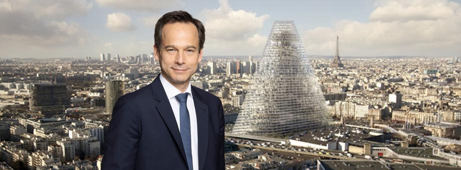 Sylvain Montcouquiol, dyrektor ds. zasobów i zrównoważonego rozwoju w Unibail-Rodamco-Westfield, oraz wizualizacja wieżowca Triangle budowanego w Paryżu.