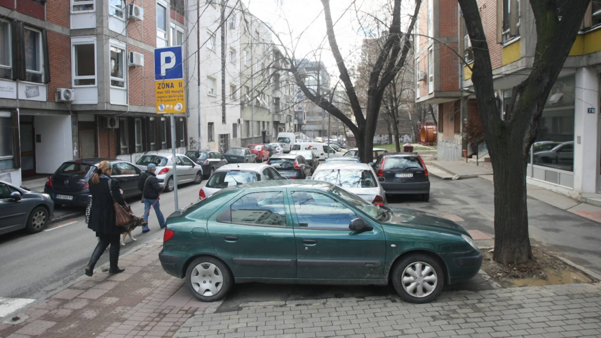 Lik koji je bahato parkirao kola zatekao carsku poruku