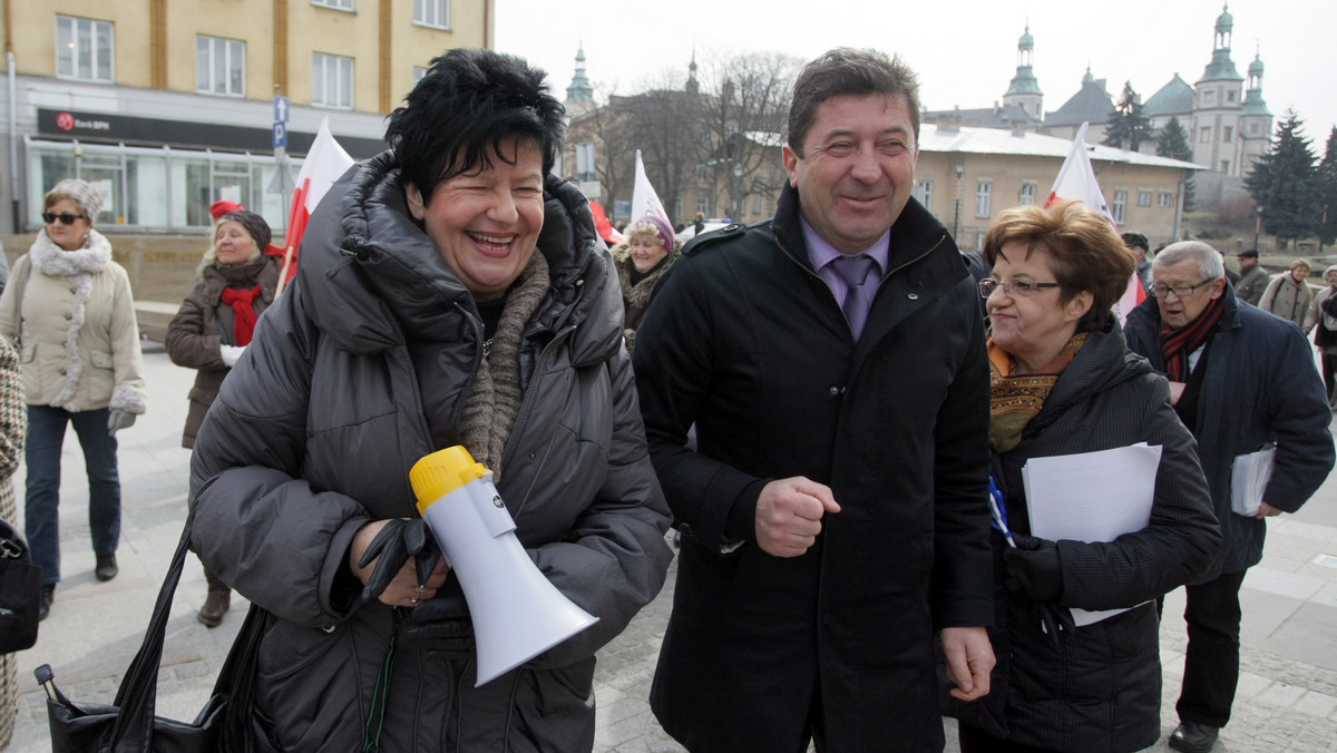 Około 50 osób uczestniczyło dziś w drugiej Świętokrzyskiej Manifie, którą poprowadziła Joanna Senyszyn. Zebrani na Placu Artystów w Kielcach protestowali przeciwko przemocy wobec kobiet, mobbingowi i reformie emerytalnej.