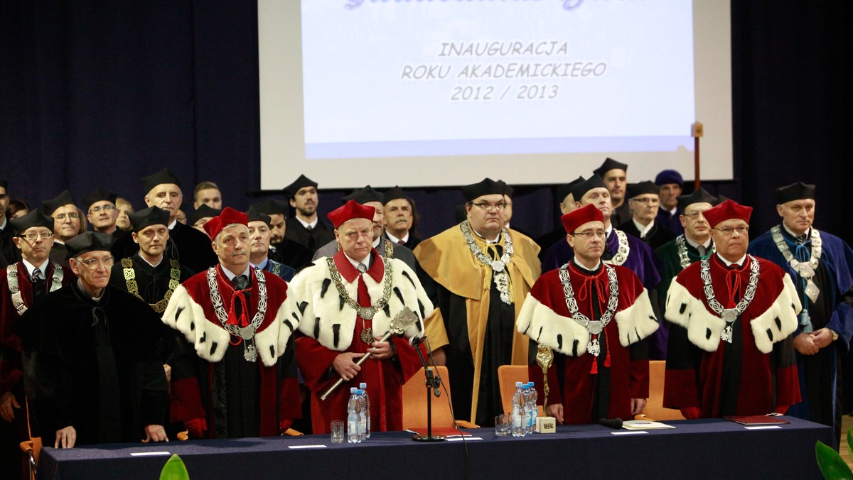 W ciągu 10 lat podkarpackim uczelniom ubyło prawie 15 tysięcy studentów. Główną przyczyną jest niż demograficzny. Walczą więc o studentów wszelkimi sposobami, np. proponując nowe kierunki, czy przyznając stypendia.