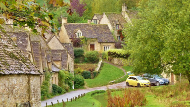 Bibury, najpiękniejsza wieś w Anglii, ma problem - widok psuje... żółty samochód