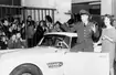 Elvis Presley przy swoim BMW 507