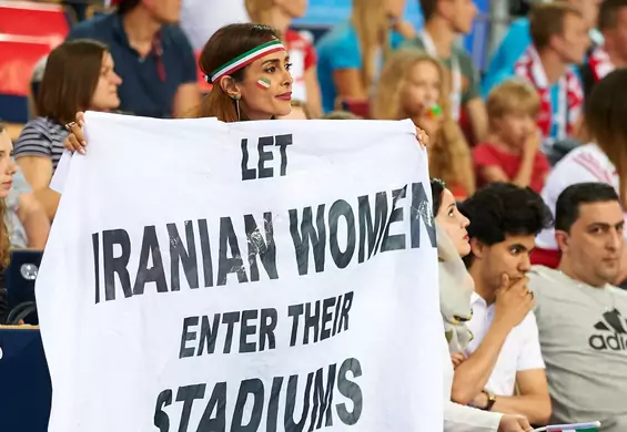 Irańska aktywistka wyproszona z trybun na meczu Iran-Polska. O co chodzi?