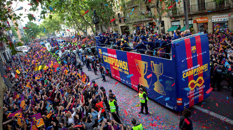 Hatalmas tömeg éltette a városban a katalán
klub futballsztárjait /Fotó: MTI
