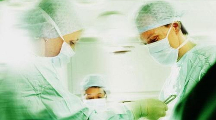 Mélyaltatás nélkül először végeztek tüdőműtétet a pécsi klinika sebészei