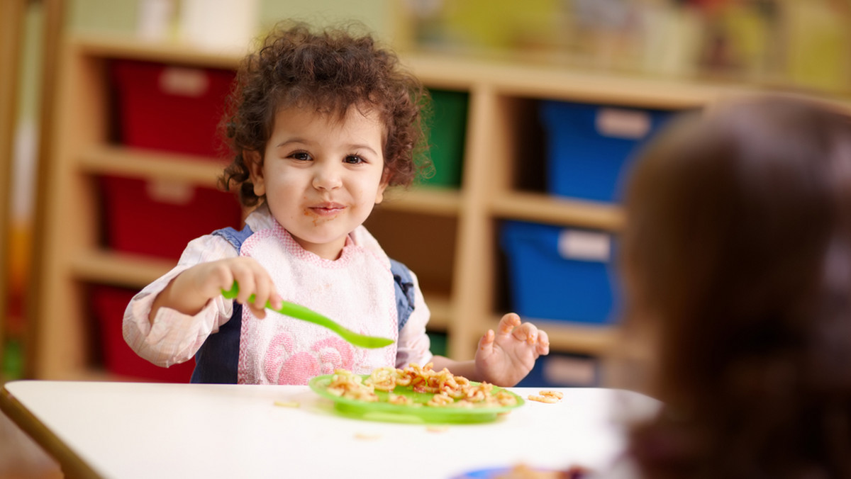 Zanim twoje dziecko przekroczy próg szkoły, zadbaj o jego dietę i naucz je zdrowych nawyków żywieniowych. Zobacz, co powinno znaleźć się w menu przedszkolaka, by miał on energię na podbój świata.