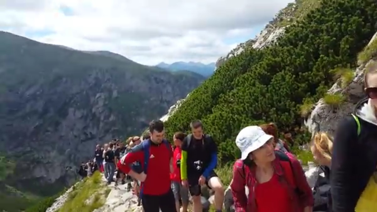 Spokój, beztroski relaks i "przyjemne zmęczenie", jednym słowem – Tatry. Niestety znane miejsca najpopularniejszych gór Polski w szczycie sezonu mogą zapewnić także inne emocje, czego przykładem jest film z niedzielnego wyjścia na Giewont.