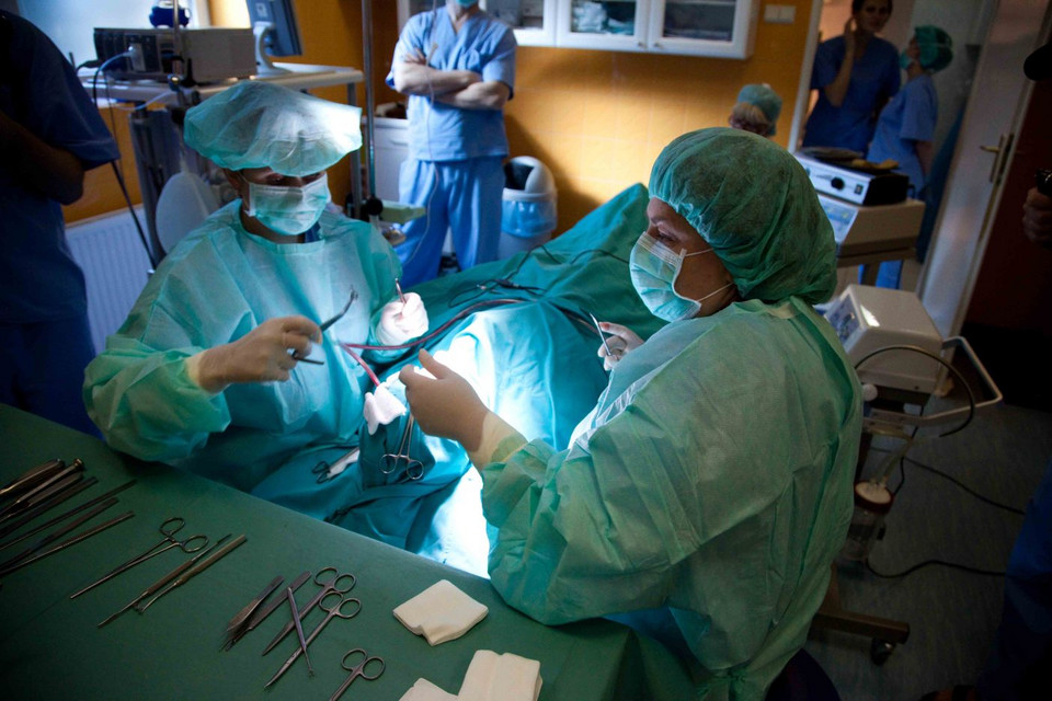 "Pragnienie piękna": Kulesza, Rosati i Szulim w filmie o chirurgi plastycznej
