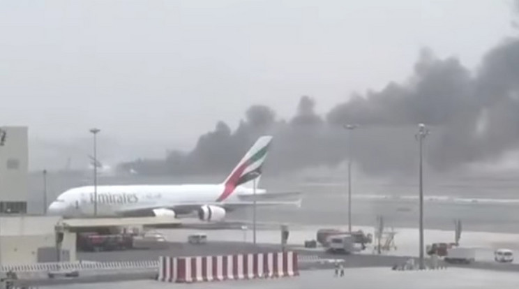 A repülő füstölve szállt le