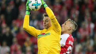 Bundesliga: Dramatyczna walka o utrzymanie i kuriozalny gol. Kluby Polaków na krawędzi