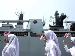 Brytyjski okręt wojenny HMS Albion w Dżakarcie 22.04.2018. Misja miała potwierdzić wolność żeglugi na spornych akwenach