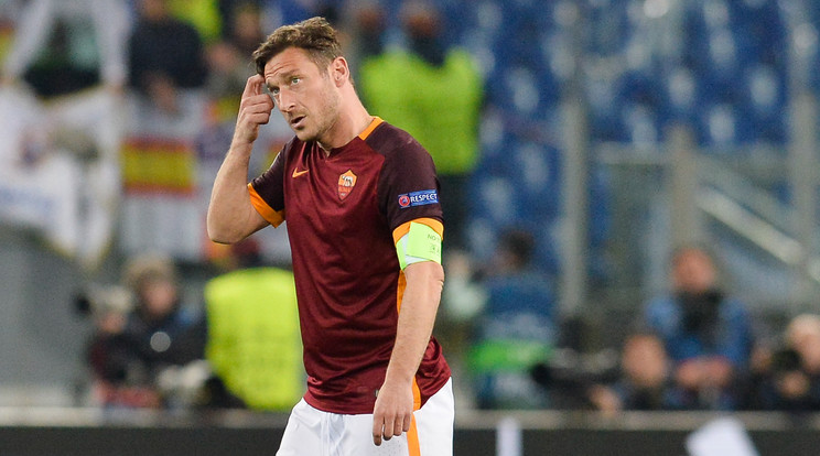 Totti foghatja a fejét /Fotó: AFP