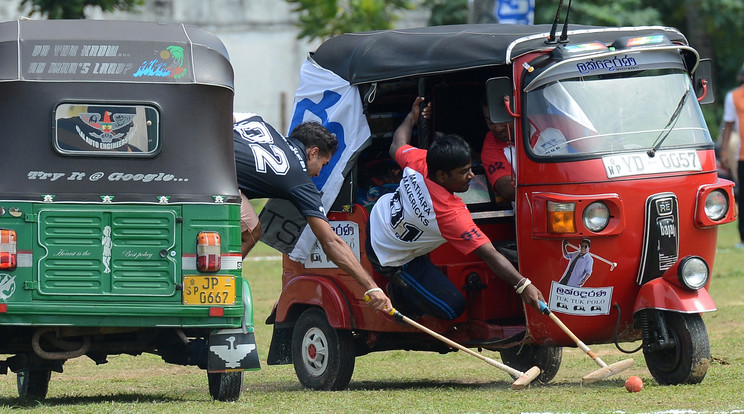 tuk-tuk polo - Fotó: AFP