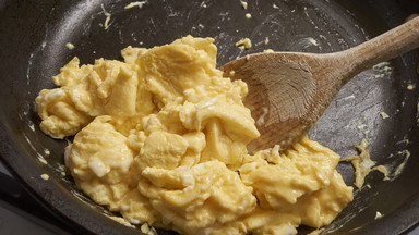 Jak poprawić smak jajecznicy? Dodaj ten zaskakujący składnik