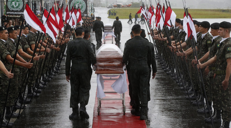 A katonák díszsorfala között vitték a halottakat /Fotó: MTI