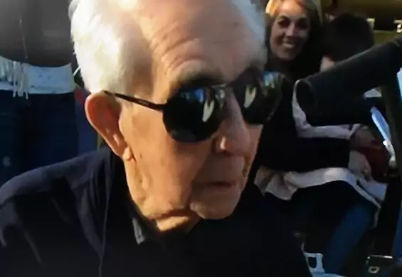 105-letni dziadek wsiadł na roller coaster. Zrobił to jak szef i pobił rekord świata