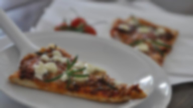 Pizza ze świeżym rozmarynem, serem mozzarella i plastrami salami