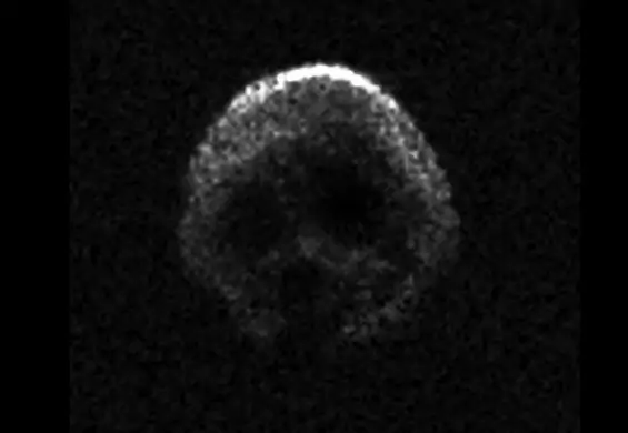 Kometa w kształcie czaszki minie Ziemię w setną rocznicę Święta Niepodległości