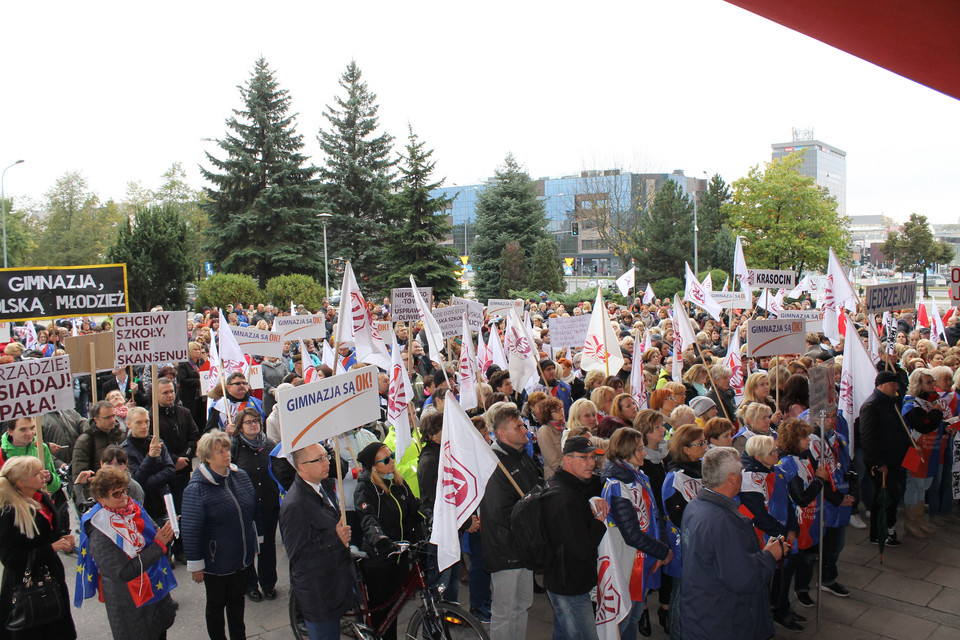 Kielce: "NIE" dla reformy edukacji. Głośny protest świętokrzyskich nauczycieli