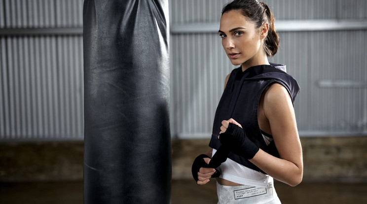 Gal Gadot edzésre buzdít / Fotó: Reebok