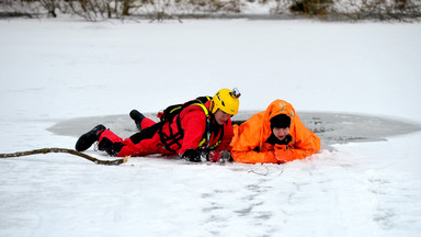 Jak wydostać się z wody, kiedy załamie się pod nami lód?