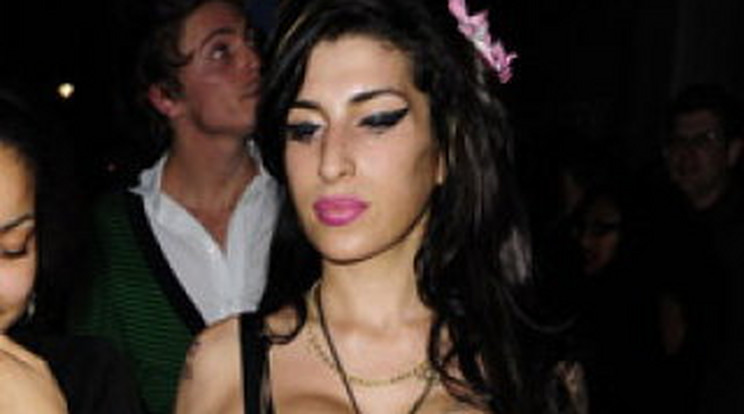 Hoppá! Fantasztikus pasival randizik Amy Winehouse