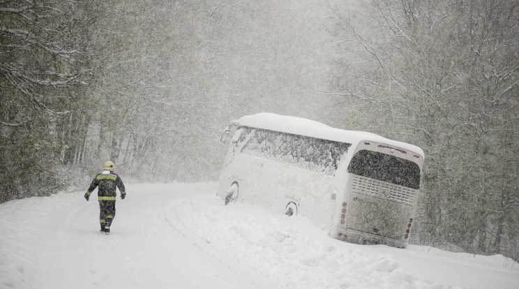 Múlt szerdán és csütörtökön óriási hó esett az ország nagy részén, a képen Mátrában elakadt busz látható / Fotó: MTI