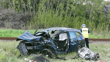 Samochód wjechał wprost pod pociąg. Na miejscu lądował LPR [ZDJĘCIA]