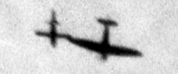 Spitfire (po prawej) skrzydłem zakłóca lot pocisku V-1