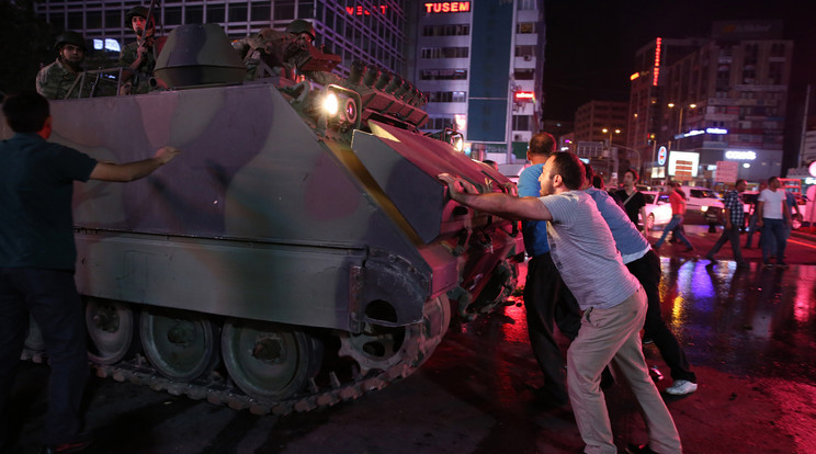 A kiskatonák akkor döbbentek rá, hogy államcsínyben vesznek részt, amikor a civilek elfoglalták a tankokat /Fotó: AFP