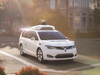 Waymo One to serwis autonomicznych taksówek działających w Phoenix, w USA. Wykorzystuje minivany Chrysler Pacifica