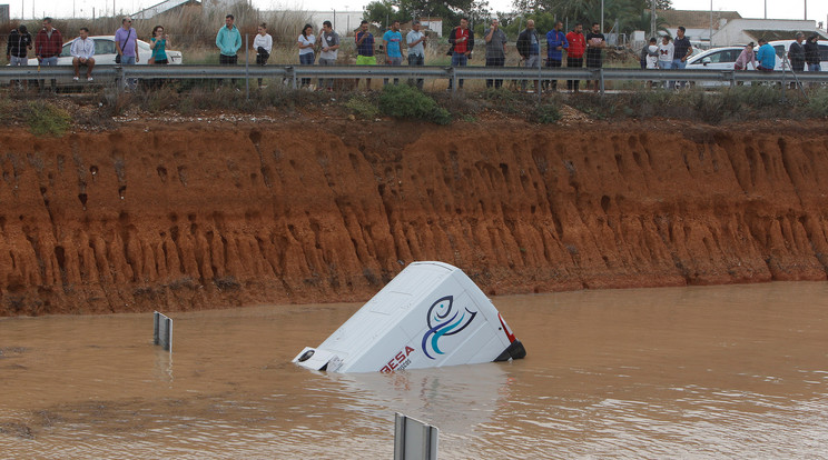 Csaknem teljesen víz alá került kisteherautó a kelet-spanyolországi Pilar de la Horadada településen / Fotó: MTI EPA