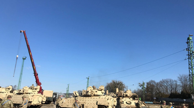 Amerikai páncélozott harci járművek érkeztek tatára / Fotó: Blikk