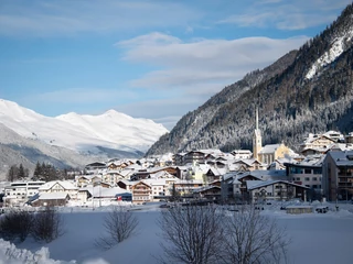 Ischgl to bajeczny kurort, położony na wysokości 1377 m n.p.m. Jest rajem dla miłośników białego szaleństwa (posiada 238 km tras zjazdowych), a także imprez i nocnego życia. Ten austriacki ośrodek sportów zimowych połączony jest z transgranicznym ośrodkiem narciarskim Samnaun w Szwajcarii. Razem tworzą jeden z największych ośrodków narciarskich w Alpach