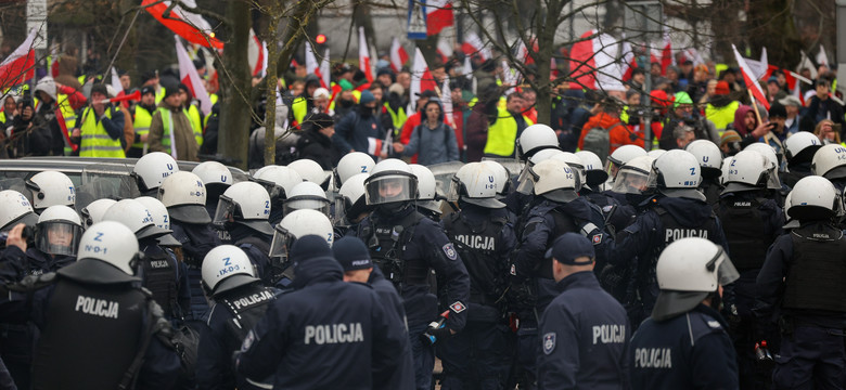Policja poszukuje uczestników zamieszek przed Sejmem. Publikuje ich zdjęcia. Rozpoznajesz ich?